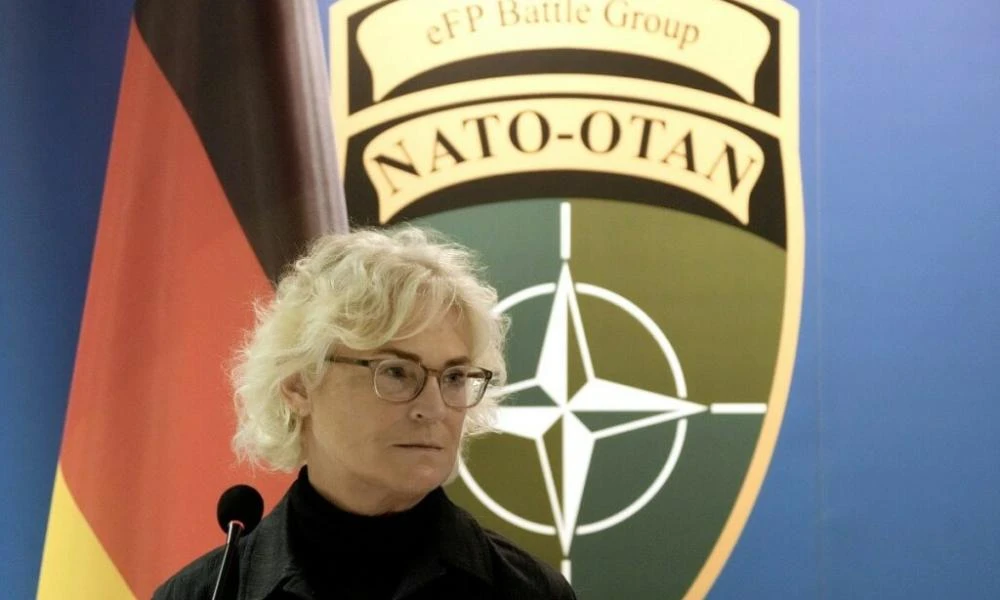 Θύελλα αντιδράσεων με την Γερμανίδα υπουργό Άμυνας που πήγε τον γιο της διακοπές με στρατιωτικό ελικόπτερο